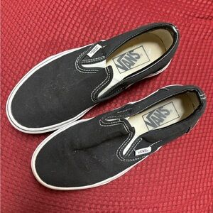 Black vans woman’s sz 5.5 or men’s sz 4.0 these are gently used…